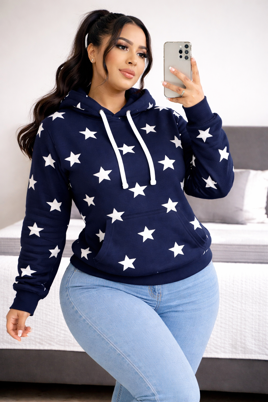 SUETER DE ESTRELLAS CON BOLSILLOS DELANTEROS