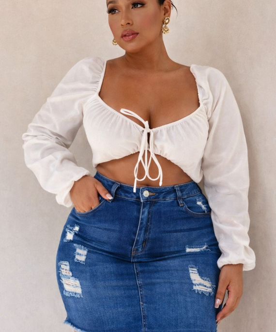 FALDA SHORT CON PEQUEÑOS ROTOS