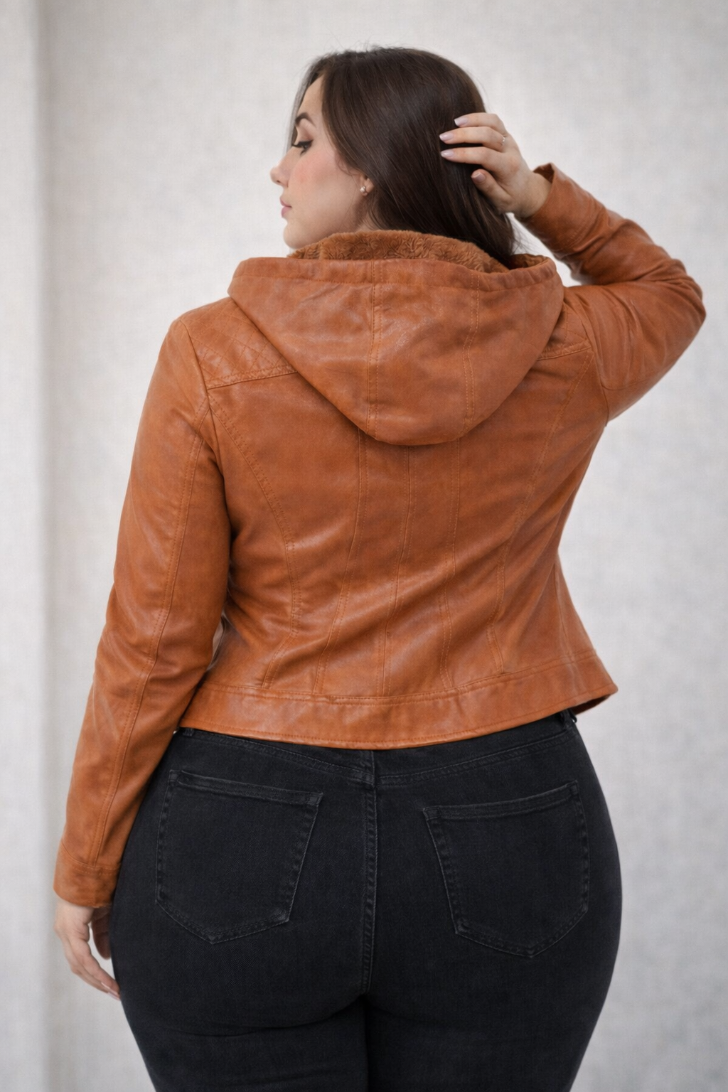 CHAQUETA MOTTO CON CAPUCHA EFECTO CUERO - Imagen 2