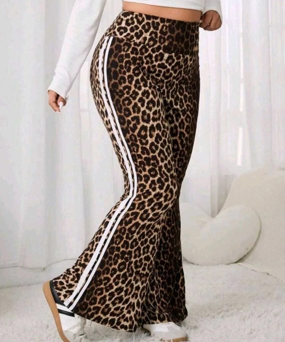 PANTALÓN ANIMAL PRINT CON LÍNEA LATERAL BOTA CAMPANA