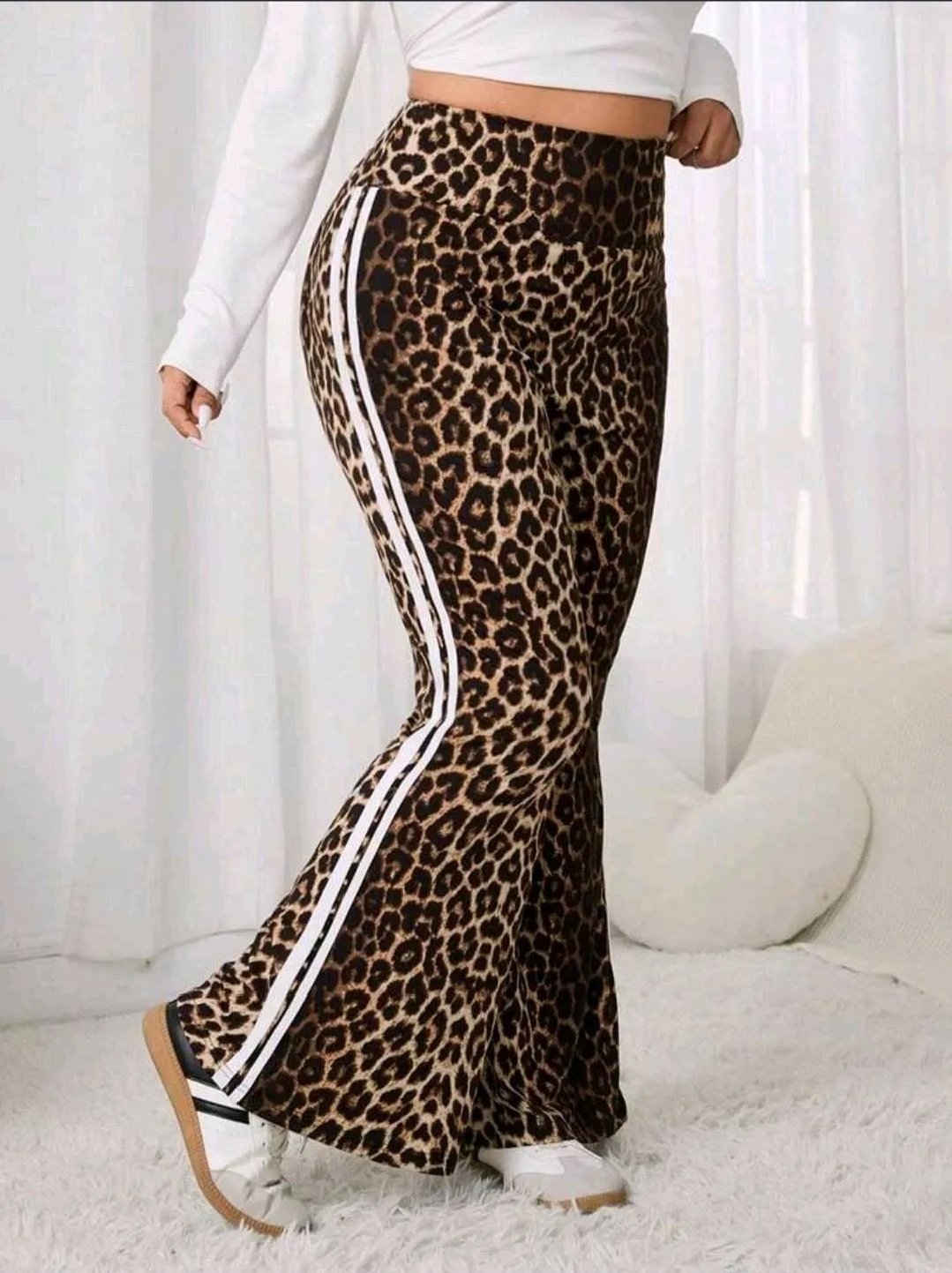 PANTALÓN ANIMAL PRINT CON LÍNEA LATERAL BOTA CAMPANA