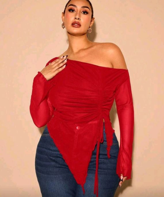 BLUSA DE MALLA CON ARRUCHE LATERAL