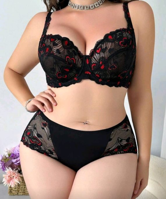 SET DE DOS PIEZAS CON BLONDA Y ENCAJE DE CORAZONES