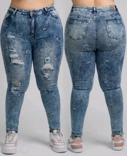 JEANS CON BORDADO DE MARIPOSAS