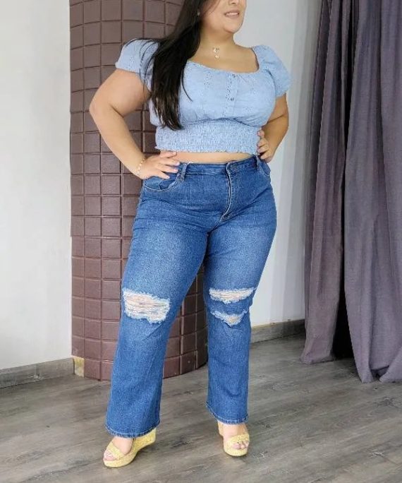 JEAN SEMI BOTA ANCHA CON ABERTURA EN BOTA