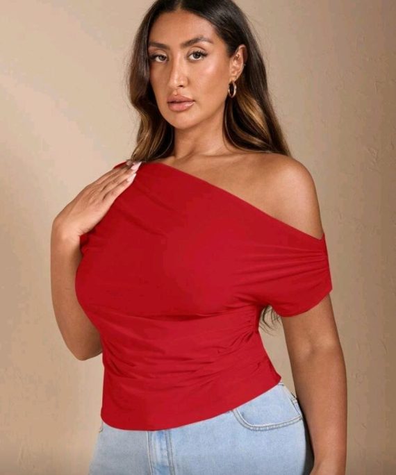 BLUSA ASIMÉTRICA DE UN SOLO
HOMBRO ONE SHOULDER