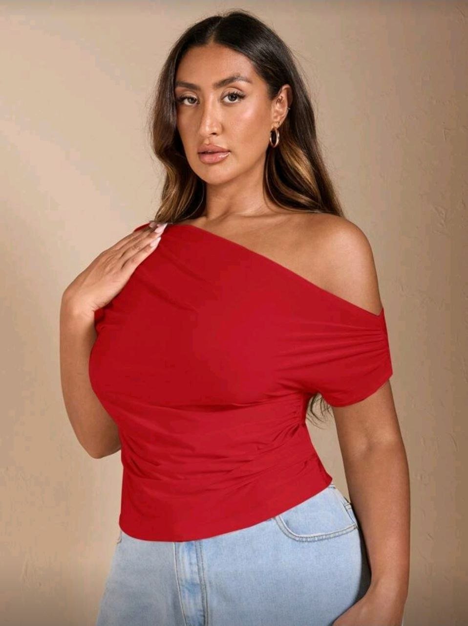 BLUSA ASIMÉTRICA DE UN SOLO
HOMBRO ONE SHOULDER