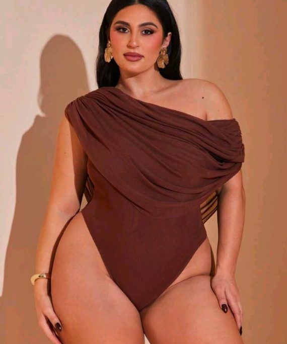 BODY SIN MANGAS CON ARRUCHE EN HOMBROS