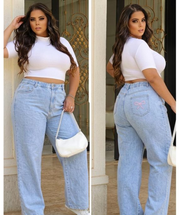 JEANS BOTA RECTA CON LAZO BORDADO  EN BOLSILLO TRASERO